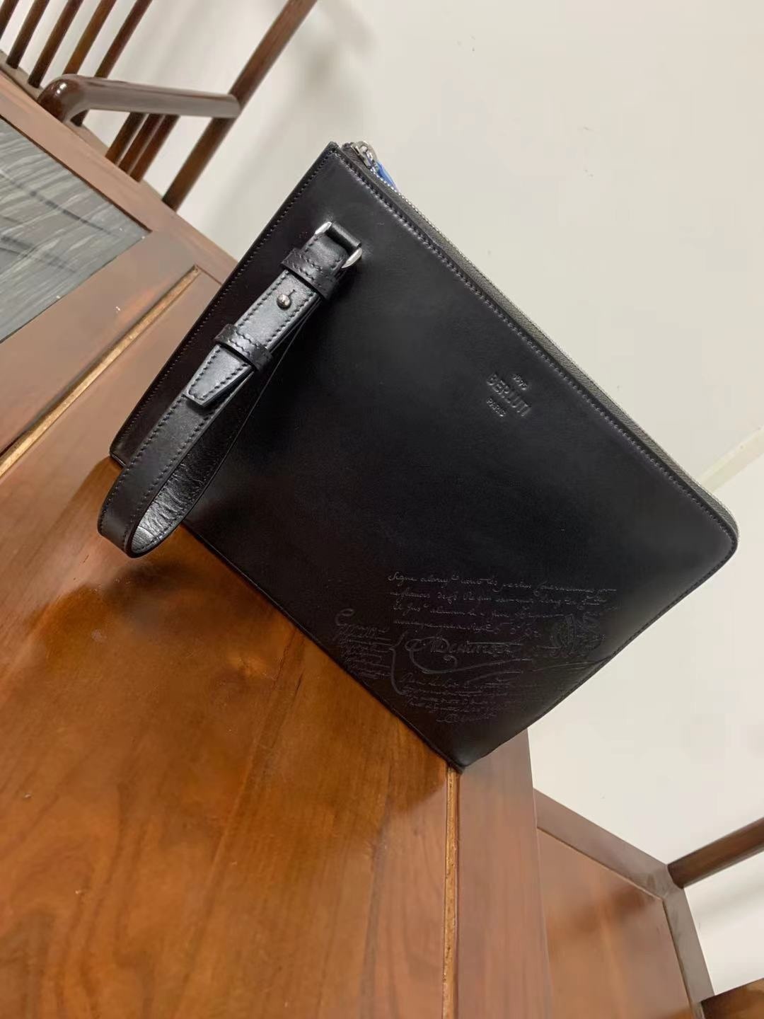벨루티 클러치