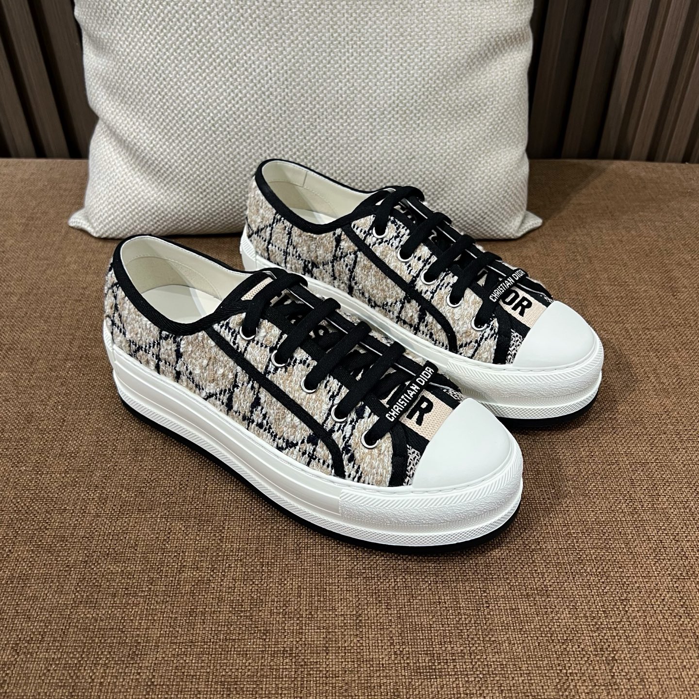 디올 스니커즈
